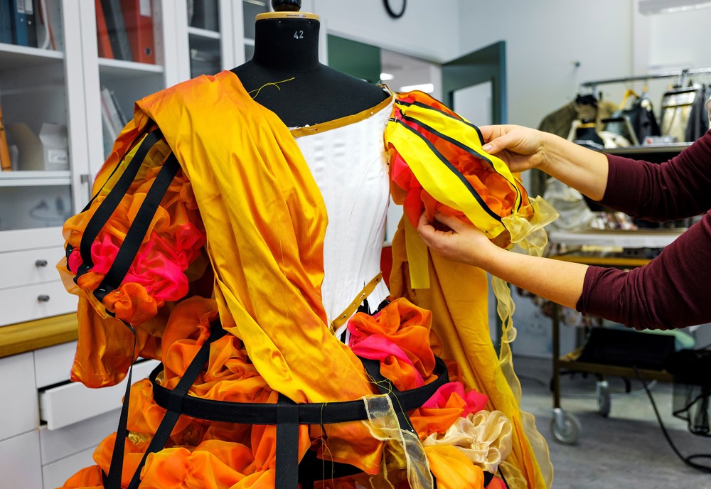 Kostymör tillverkar färgstark dress.