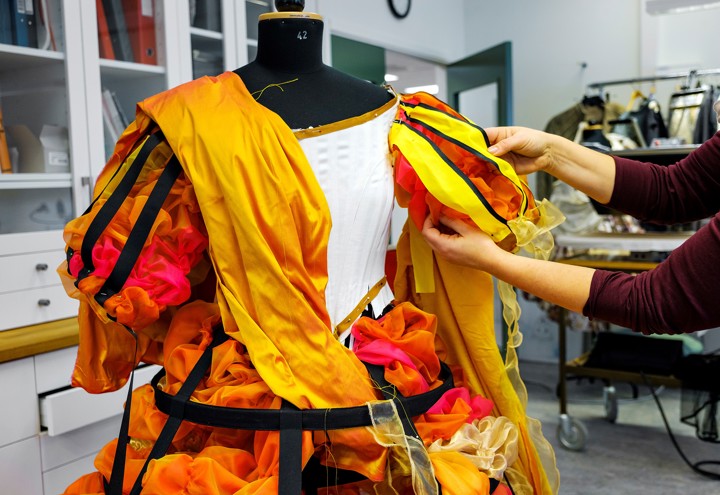 Kostymör tillverkar färgstark dress.