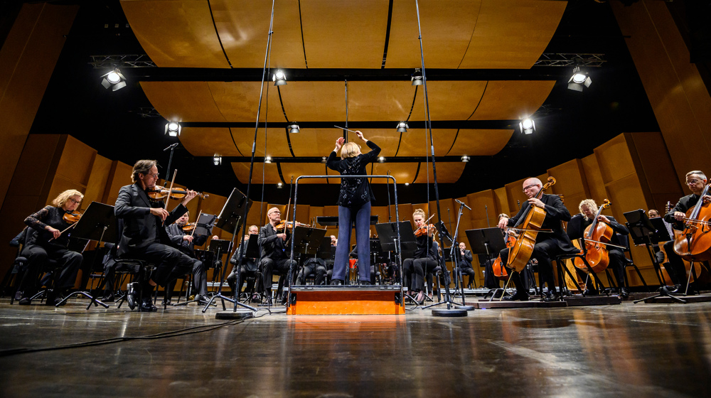Dirigent som dirigerar en orkester