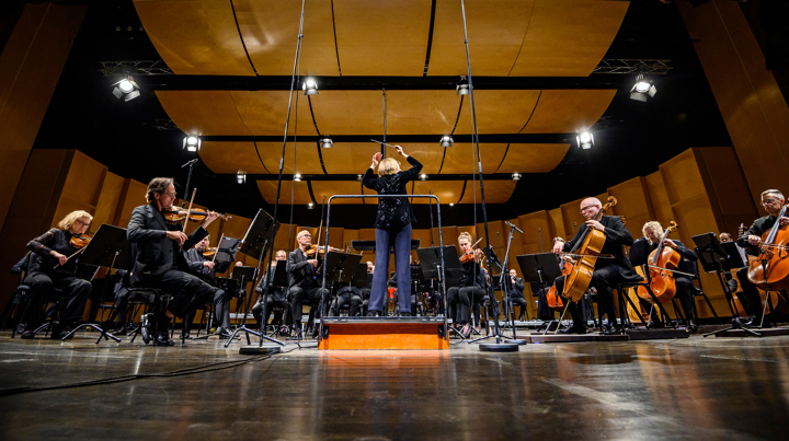 Dirigent som dirigerar en orkester