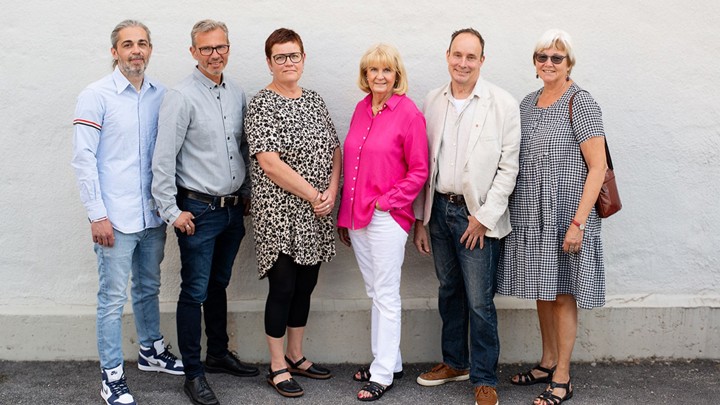 Sex personer stående bredvid varandra.
