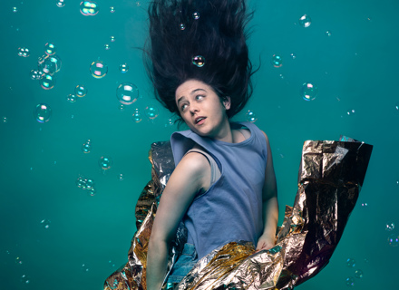 En flicka under vattnet