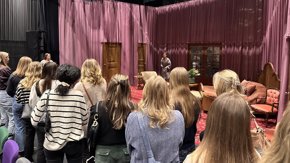 Studenter besöker scen 1 hos Teater Västernorrland.