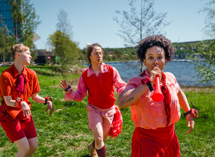 Tre dansare i en park i våren.