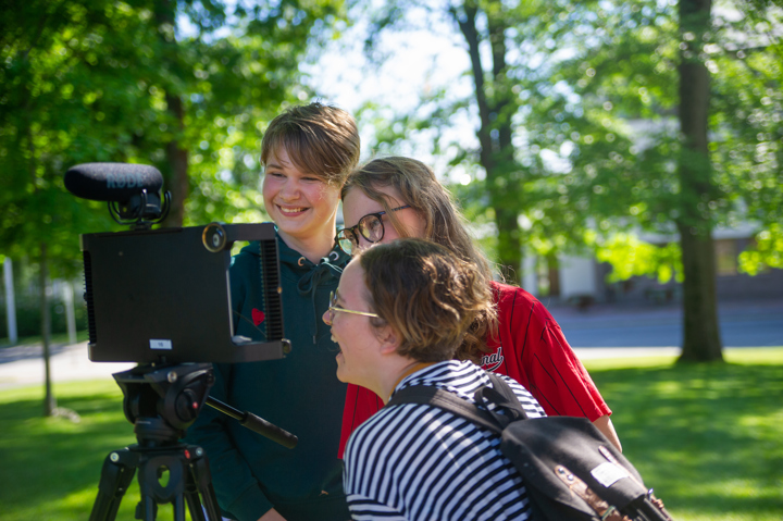 Ungdomar som tittar in i en filmkamera
