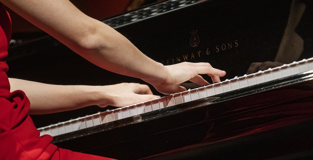Händer som spelar piano, Foto Lia Jacobi