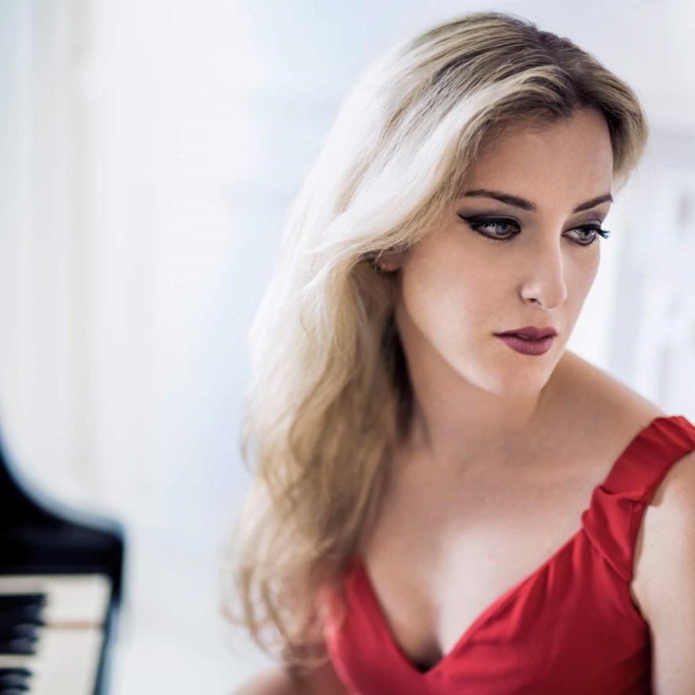 Kvinna vid ett piano