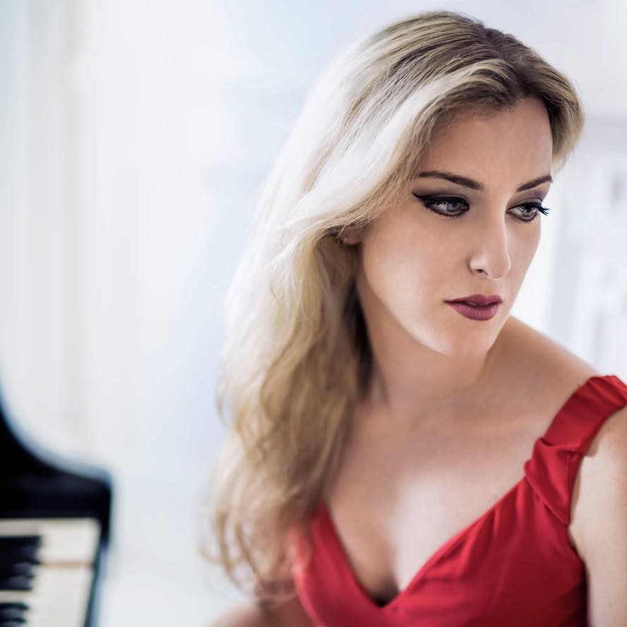 Kvinna vid ett piano