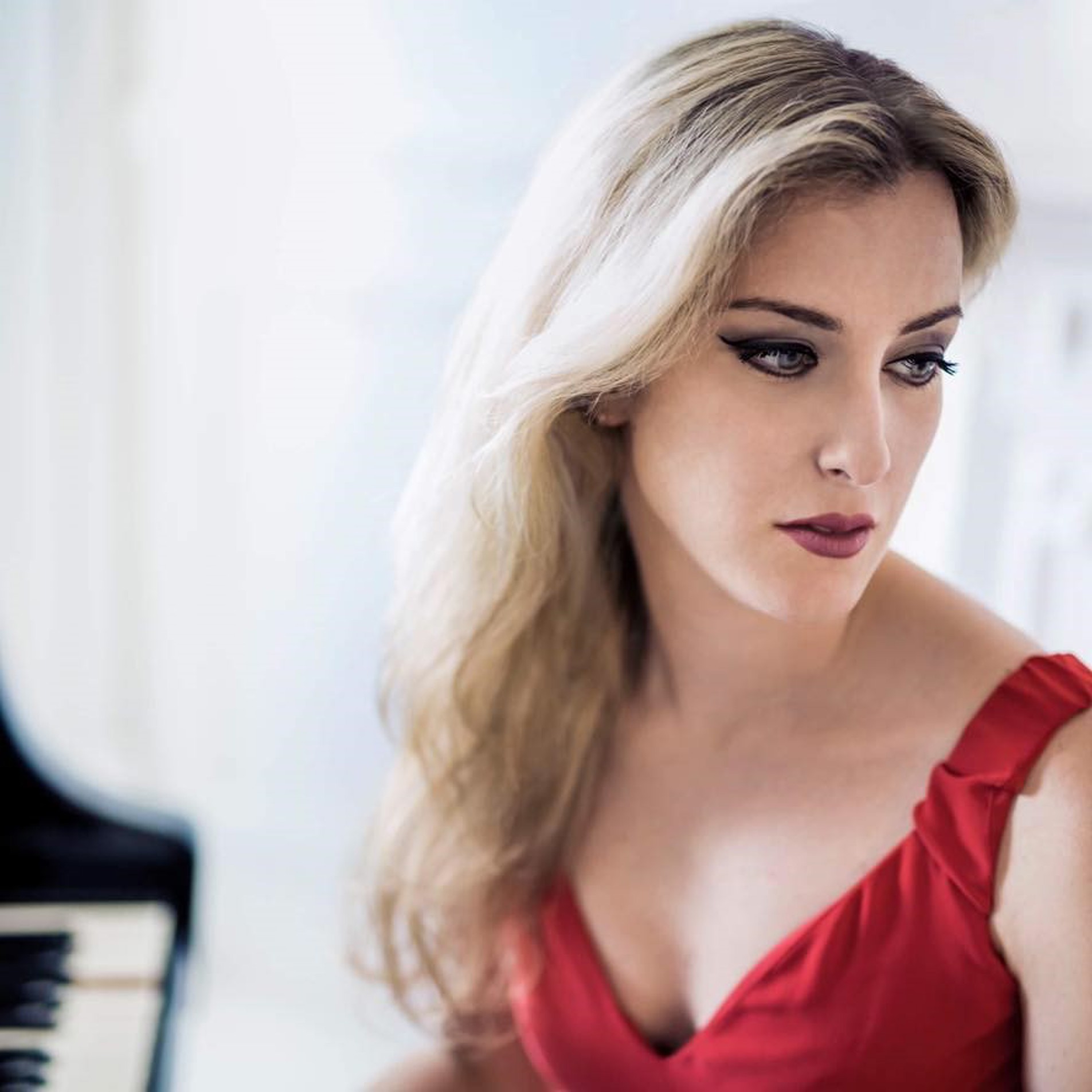 Kvinna vid ett piano