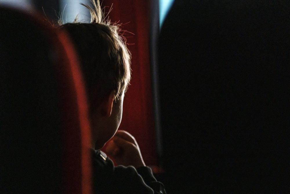 Ett barn bakifrån i en biosalong