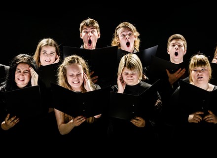 Körsångare sjunger ut till någon av Musik Västernorrlands 500 årliga konserter