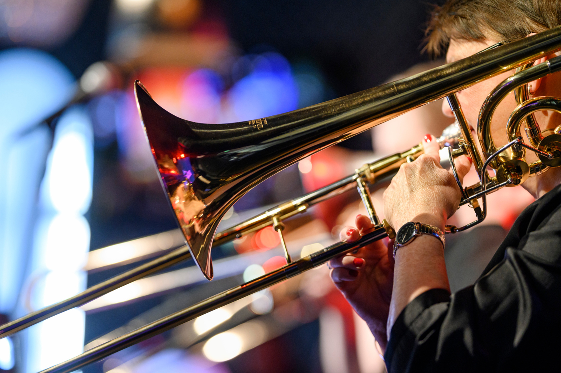 Brassinstrument som spelar jazz