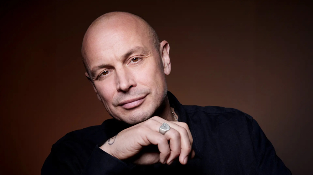 Porträttbild på rapparen Petter.