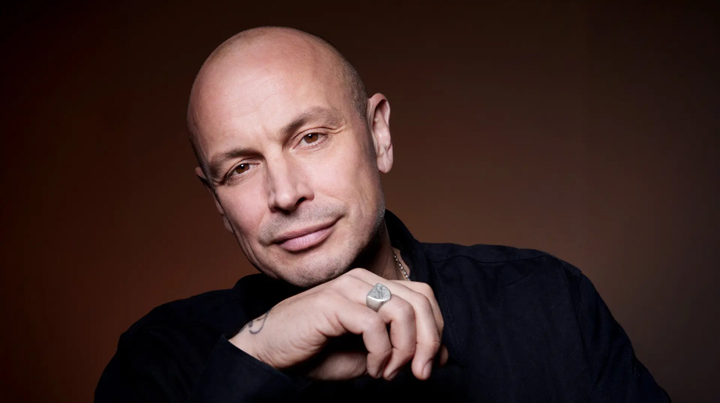 Porträttbild på rapparen Petter.