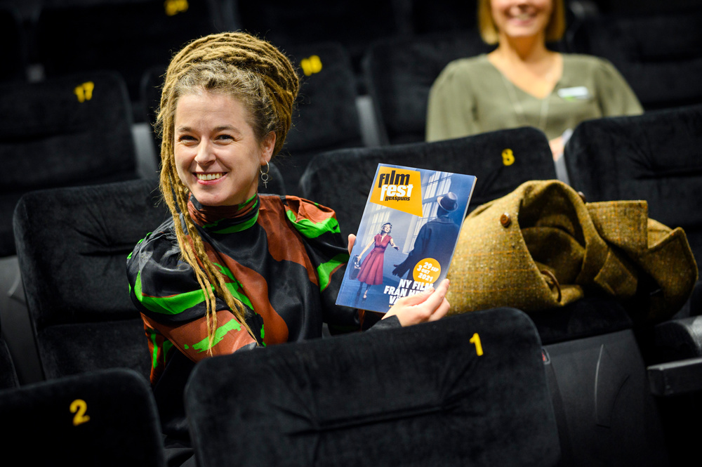 Kulturminister Amanda Lind på besök hos Scenkonst Västernorrland.