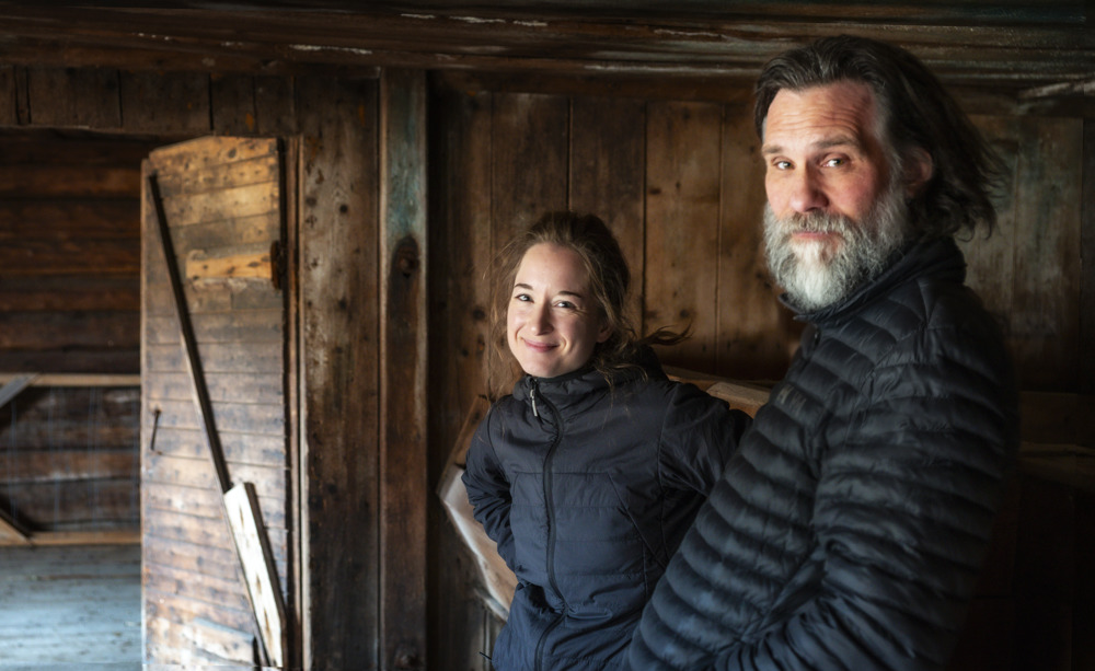 Två personer i en gammal lada