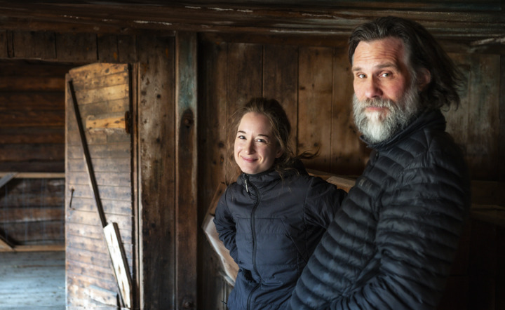 Två personer i en gammal lada