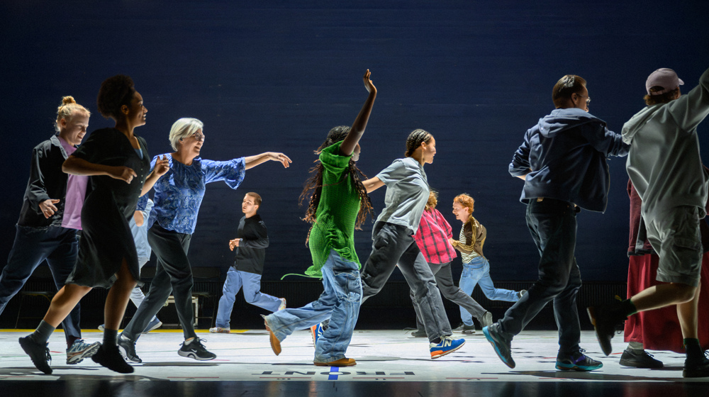 Norrdans dansare och lokalbefolkning i föreställningen Crowds & Power