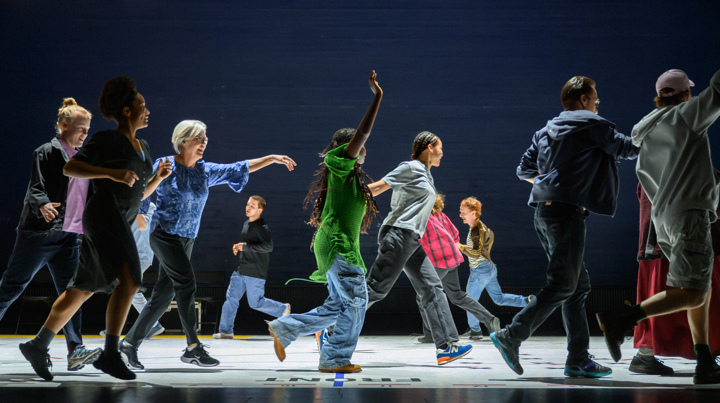 Norrdans dansare och lokalbefolkning i föreställningen Crowds & Power