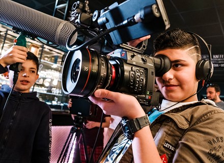 Skolelever får prova på proffersionella filmkameror i regi av Film Västernorrland