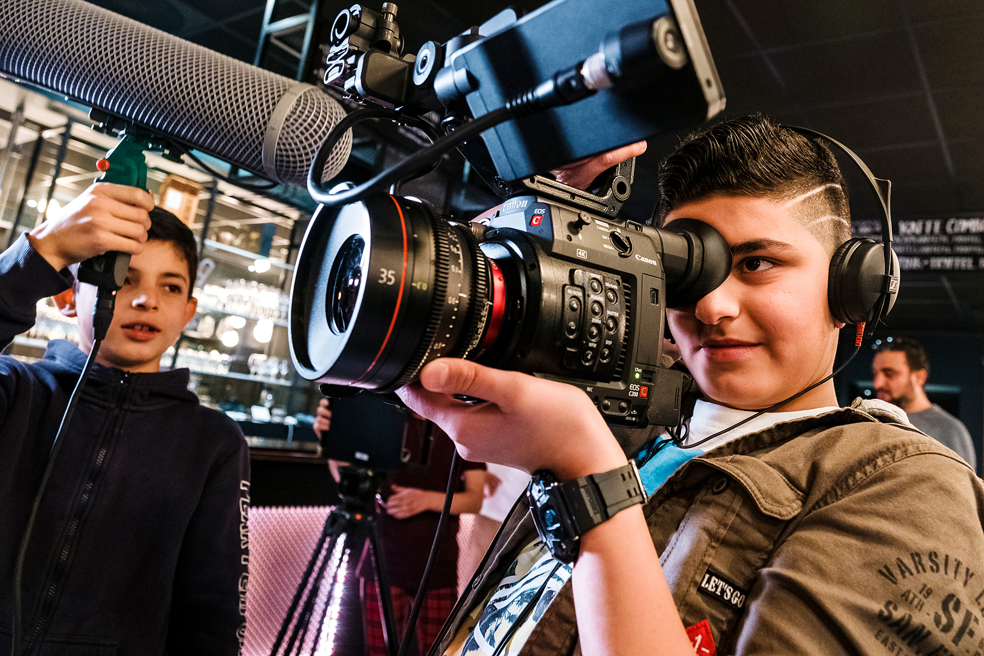 Skolelever får prova på proffersionella filmkameror i regi av Film Västernorrland