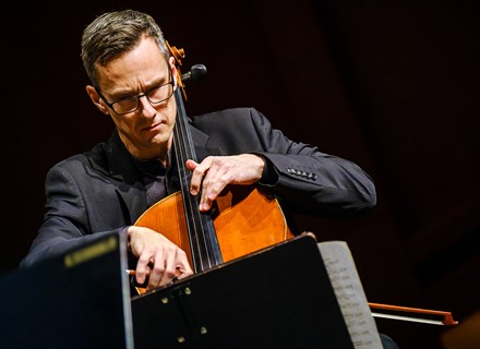 Cello spelas av professionell musiker från Nordiska Kammarorkestern