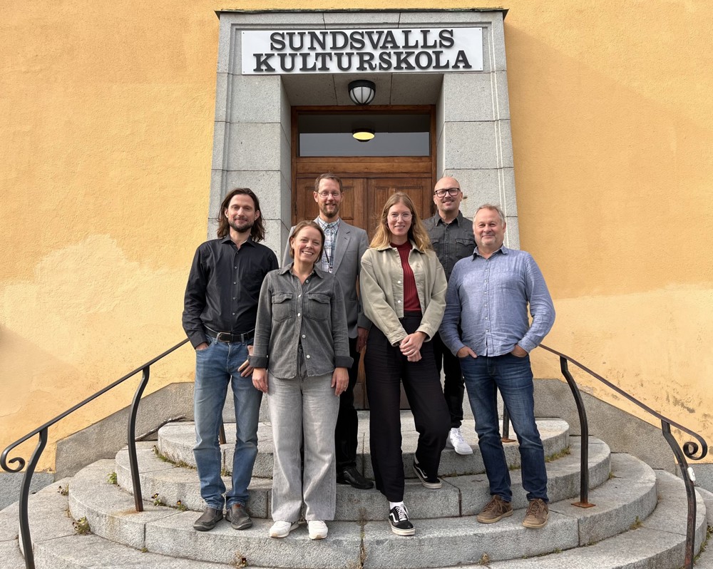 Sex personer på trappan till Sundsvalls Kulturskola