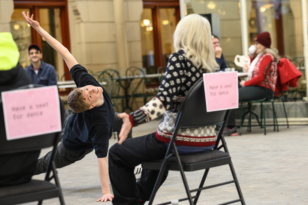 Dansare framträder för äldre publik