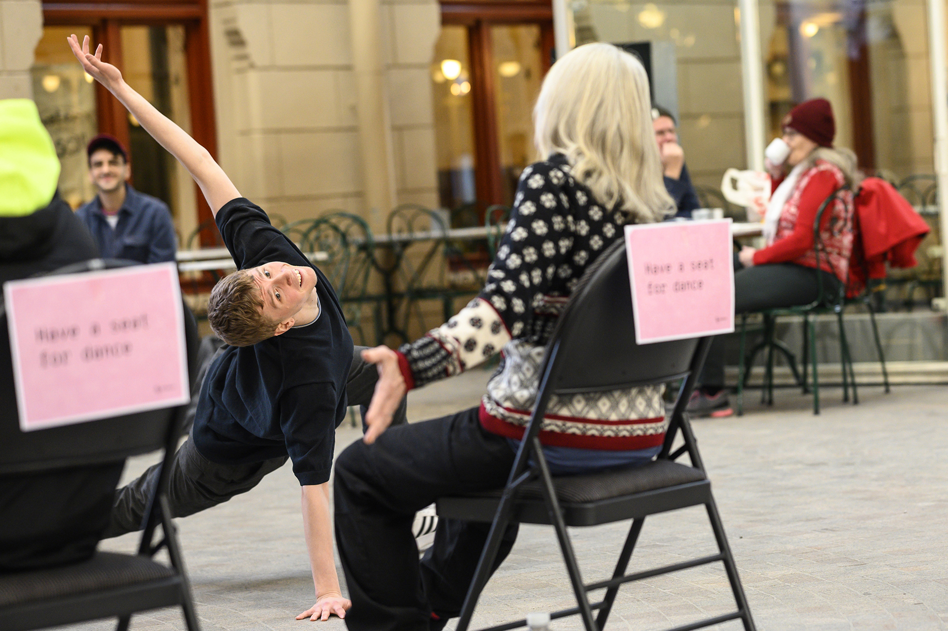 Dansare framträder för äldre publik