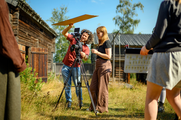 En ungdom lär sig filma.