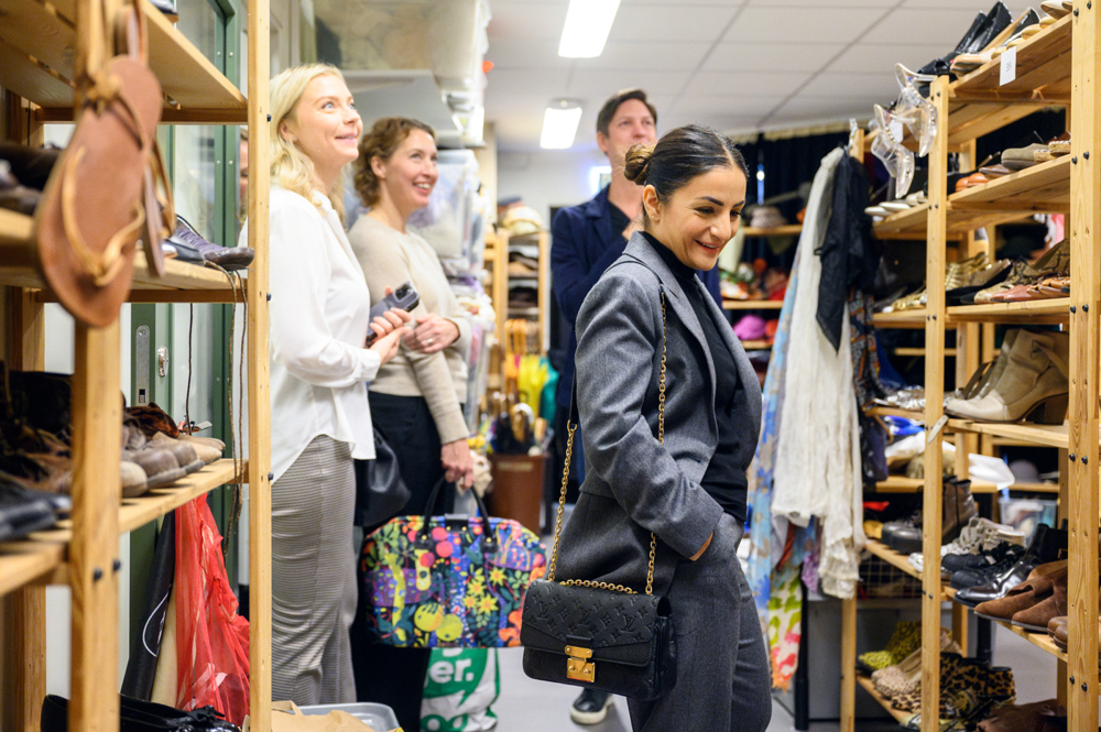 Kulturministern Parisa Liljestrand i Teater Västernorrlands kostymförråd