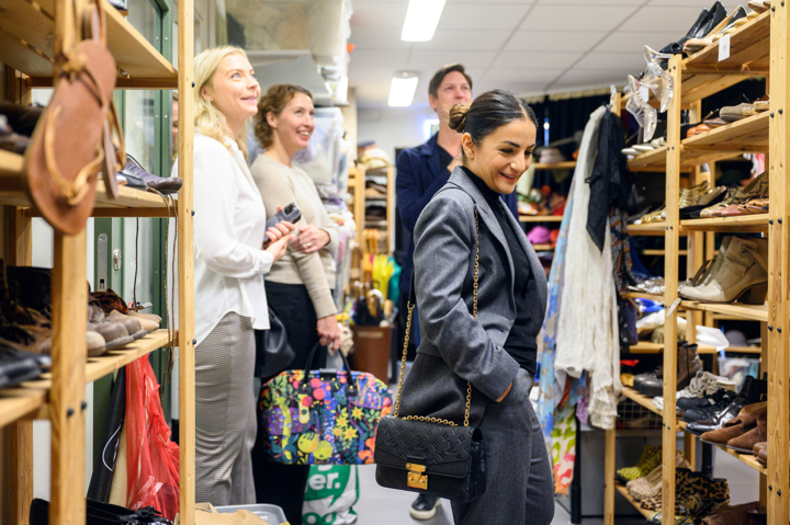 Kulturministern Parisa Liljestrand i Teater Västernorrlands kostymförråd