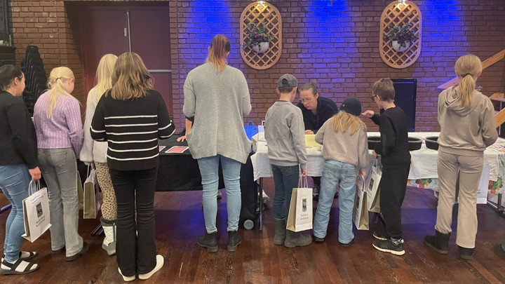 Barn och lärare på utbudsdag