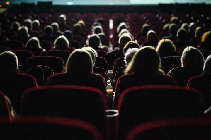 9 februari släpps covid-19 restriktionerna och det är återigen fulla salonger