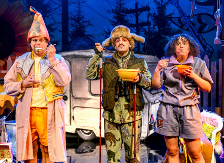 Tre skådespelare på scenen i pjäsen Loranga, Masarin och Dartanjang 