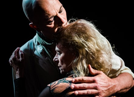 Två skådespelare håller om varandra i pjäs uppsatt av Teater Västernorrland