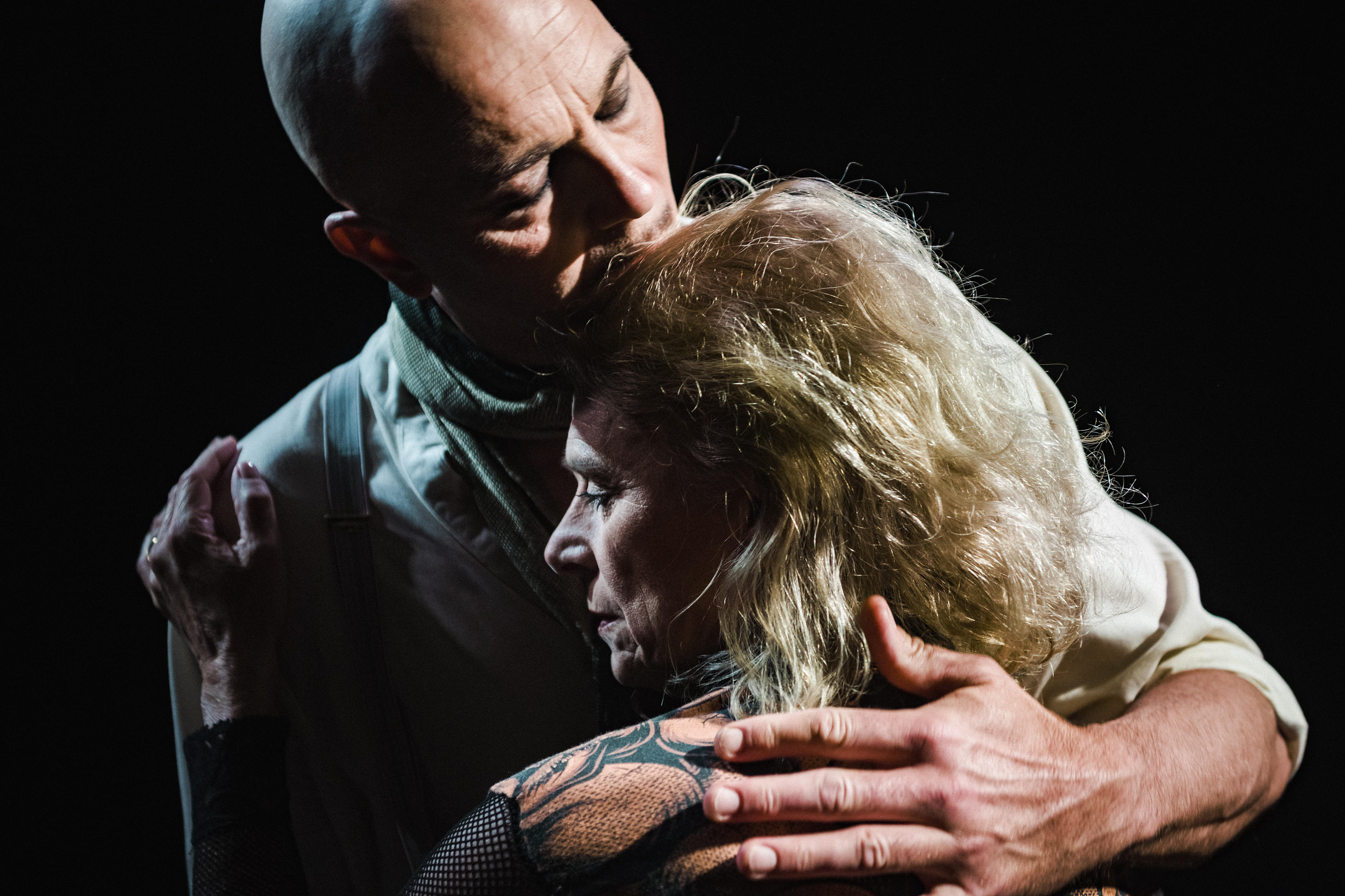 Två skådespelare håller om varandra i pjäs uppsatt av Teater Västernorrland