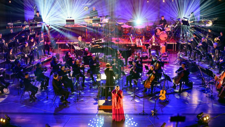 Popsångerskan Ane Brun och  Nordiska Kammarorkestern i Tonhallen.