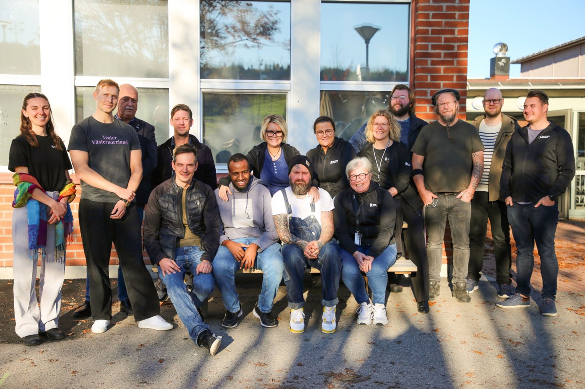 Ett 20-tal människor utanför Nacksta fritidsgård