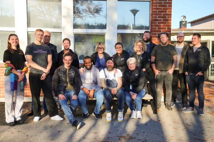 Ett 20-tal människor utanför Nacksta fritidsgård