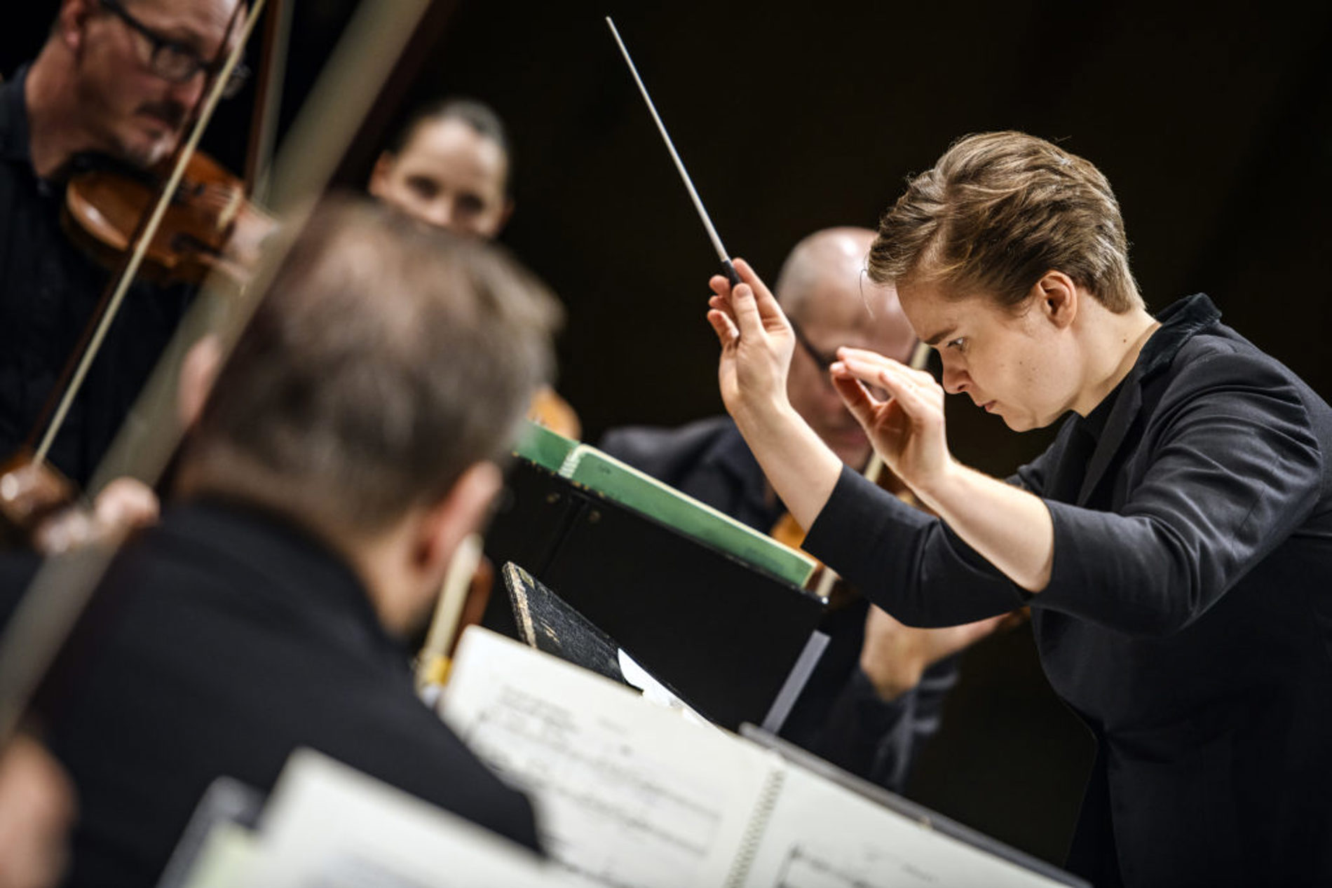Dirigent och musiker på scen.