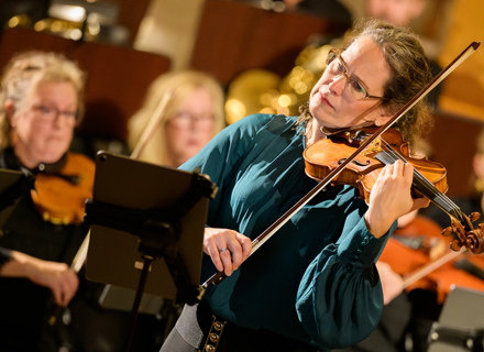 Nordiska Kammarorkesterns musikaliska ledare och violinisten Malin Broman spelar med orkestern .