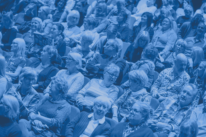 Publik i en teatersalong