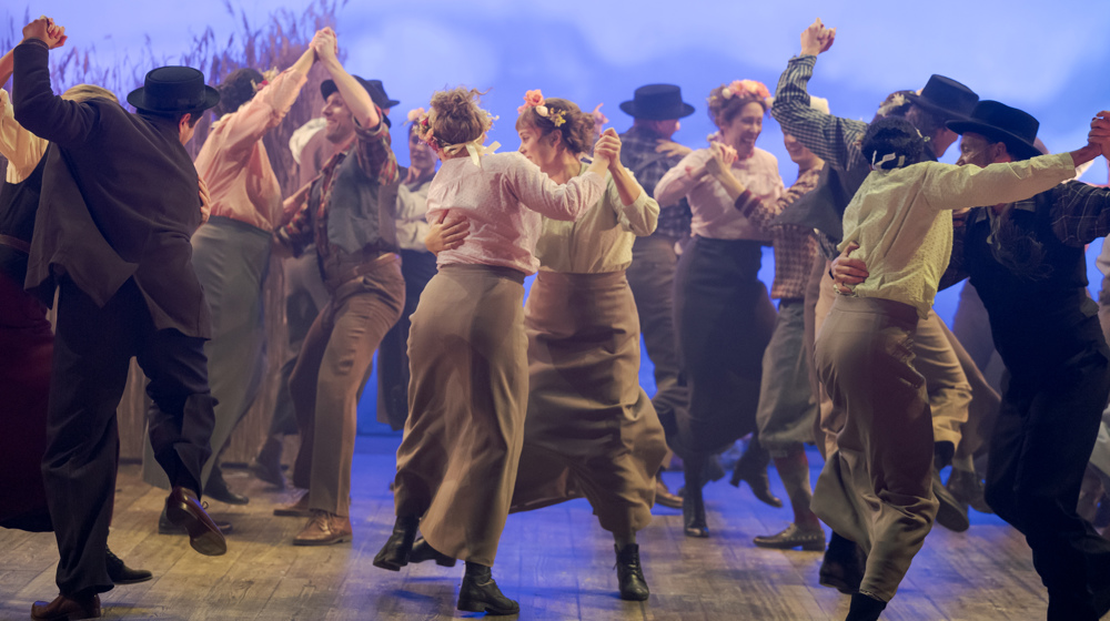 Många personer dansar i föreställningen Kristina från Duvemåla